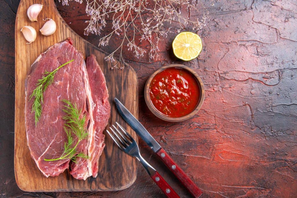Salsas para carnes: cuál elegir según el corte y el tipo de cocción 1 carne roja acompañada de salsas
